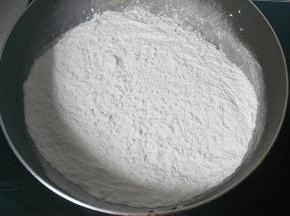 糯米粉也放入锅中小火炒至微黄后倒出晾凉；