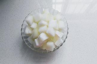 冬瓜一块去皮切成小块，放入料理机加少许水打成冬瓜蓉；