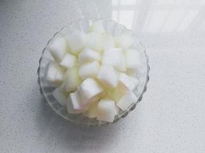 冬瓜一块去皮切成小块，放入料理机加少许水打成冬瓜蓉；