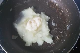 把冬瓜蓉倒入锅中先加入10克左右的白糖煮至粘稠，然后加入熟猪油炒匀；