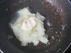 把冬瓜蓉倒入锅中先加入10克左右的白糖煮至粘稠，然后加入熟猪油炒匀；