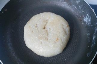 接着加入40~50克温水，玉米油，白芝麻，椰蓉，糯米粉和剩下的全部白糖，翻炒均匀拌成团即可；