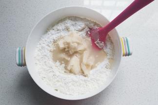 接着制作油皮：面粉加入糖粉，猪油和水拌匀；