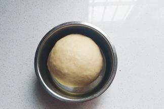 揉成光滑的面团放入容器中，盖保鲜膜松弛30分钟；