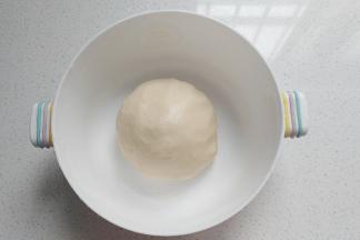 油酥：低粉加猪油拌均匀揉成团，也放入容器中盖保鲜膜松弛一会儿；