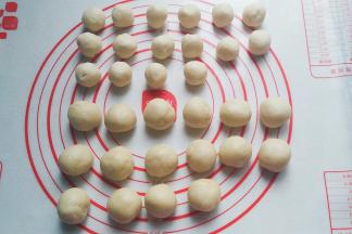 松弛好的油皮和油酥，分别分成16小份搓圆；