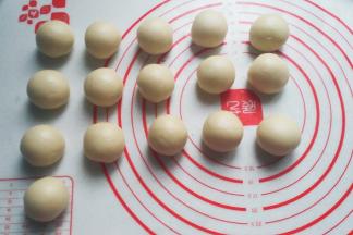 依次包好所有面团收口朝下，盖保鲜膜静置15分钟左右；