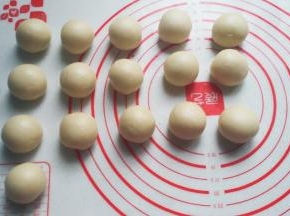 依次包好所有面团收口朝下，盖保鲜膜静置15分钟左右；