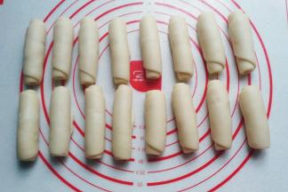 然后从上至下卷起来，依次擀完所有面团卷起，再盖保鲜膜静20分钟；