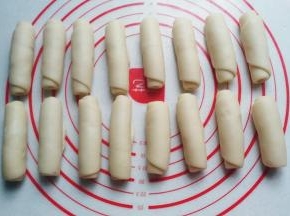 然后从上至下卷起来，依次擀完所有面团卷起，再盖保鲜膜静20分钟；