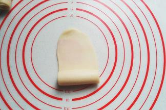 再次卷起，卷完所有面团后，再盖保鲜膜静置20分钟；