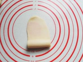 再次卷起，卷完所有面团后，再盖保鲜膜静置20分钟；