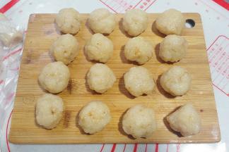 面团静置期间，我们再把冬瓜椰蓉馅也均分为16等份捏圆；