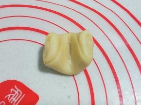 静置好后，取一份面团，先用手指在中间按压一下；