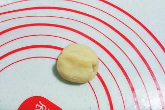 然后将两头向中间粘合捏紧；