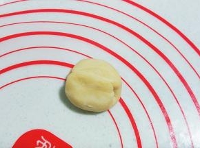 然后将两头向中间粘合捏紧；