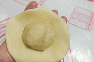 再将馅料放入中间包起；