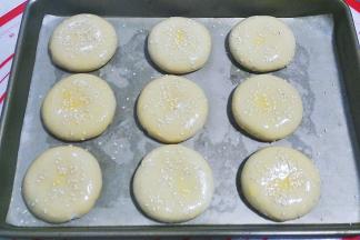 然后先刷上一层全蛋液，再洒上适量白芝麻，用刀在表面划上三道口子，要划穿表面哦。最后放入预热好的烤箱，中层上下火170~180度烤30~35分钟左右即好。