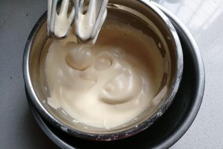 鸡蛋两个打入盆中，分次加入白糖，然后坐温水打发至出现纹路不消失状态；