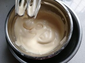 鸡蛋两个打入盆中，分次加入白糖，然后坐温水打发至出现纹路不消失状态；