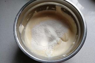 再分次筛入低粉，并翻拌均匀；