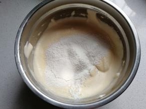 再分次筛入低粉，并翻拌均匀；