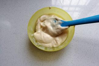 然后将拌好的蛋糊取一点出来与玉米油拌均匀；