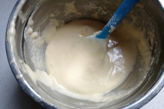 然后将拌好的蛋糊取一点出来与玉米油拌均匀；