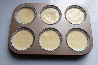 将拌好的蛋糕糊倒入六连模纸杯中，再放入预热好的烤箱中层上下火170度烤约25分钟左右；