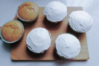 蛋糕晾凉后，我们打发适量淡奶油，然后在蛋糕表面抹上一层奶油；