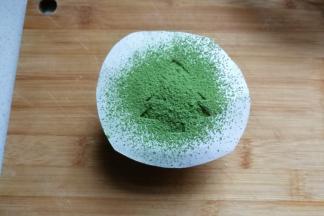再用网筛筛上适量抹茶粉；