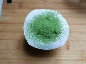再用网筛筛上适量抹茶粉；