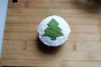 然后揭去纸片，一棵小巧的圣诞树就出来了，最后随意装饰几颗彩色糖珠，可爱的圣诞树纸杯蛋糕就完成啦！