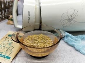 将豆料包打开，冷水冲洗干净，再泡2小时以上。(我泡一夜，晚上泡的，早上起来榨的)