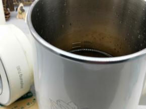 豆浆机中加入清水。