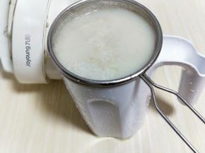 豆浆好后，鸣笛了就可以断电，将做好的豆浆过细筛。(我的豆浆机是全自动的，所以做好后可以直接饮用) 如果不是全自动的需要煮沸后再饮用哈！