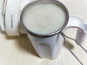 豆浆好后，鸣笛了就可以断电，将做好的豆浆过细筛。(我的豆浆机是全自动的，所以做好后可以直接饮用) 如果不是全自动的需要煮沸后再饮用哈！