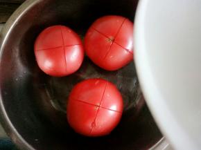 烧开水，把开水浇在表皮上烫