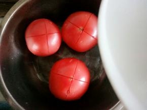 烧开水，把开水浇在表皮上烫