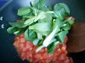 西红柿炒出汁放青菜
