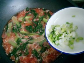 当菜炒入味以后放葱花，葱花断生后关火