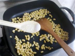 炒至表皮干燥，加入盐。