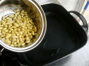 将水控干，锅里倒入油，倒入湿黄豆翻炒。