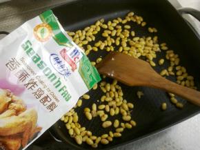 加入炸鸡粉调料。