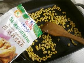 加入炸鸡粉调料。