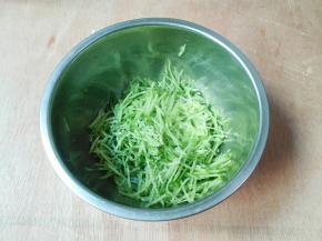 青萝卜洗净搽成丝