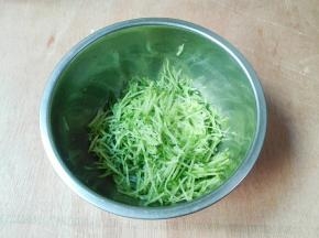 青萝卜洗净搽成丝