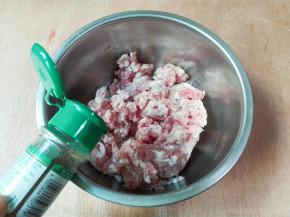 肉糜放少许黑胡椒粉