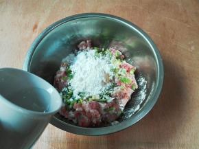 放两勺玉米淀粉，放少许冷水使劲顺时针搅拌至有黏性