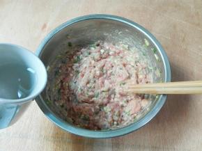 再放少许冷水再使劲搅至有黏性，重复三四次